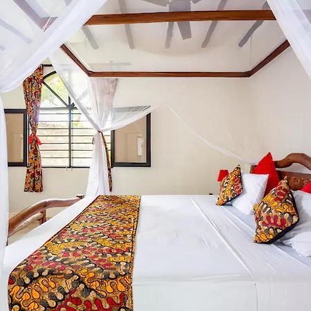 Zarafa House Bed & Breakfast Диани Бийч Екстериор снимка